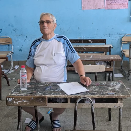 Le père de Céline dans son ancienne salle de classe à Nabeul, en Tunisie