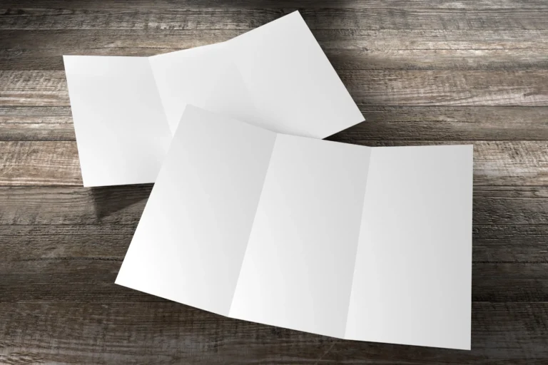 Photo de papiers posés sur une table en bois, il n'y a rien d'écrit sur les 2 papiers