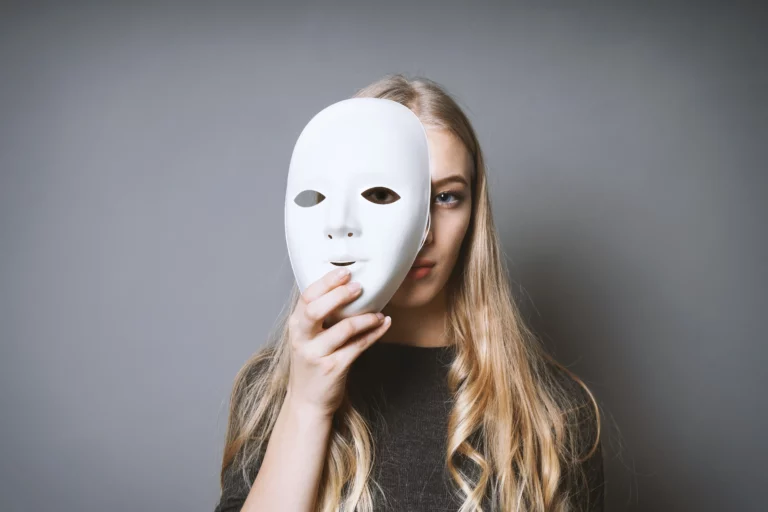 Photo d'une personne enlevant son masque pour révéler sa personne