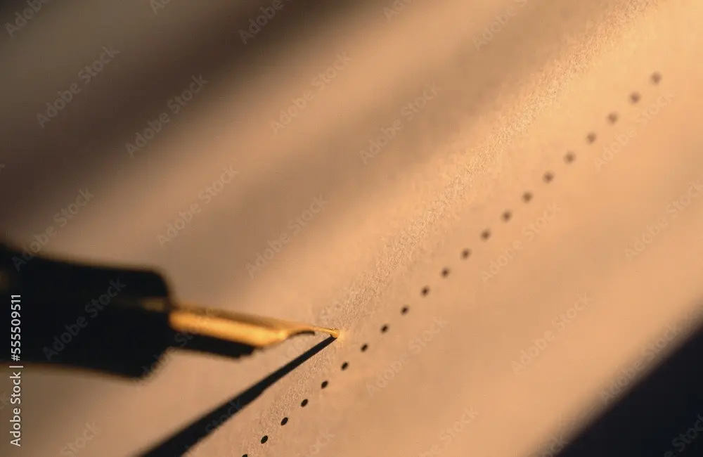 Photo d'un stylo plume écrivant sur du papier